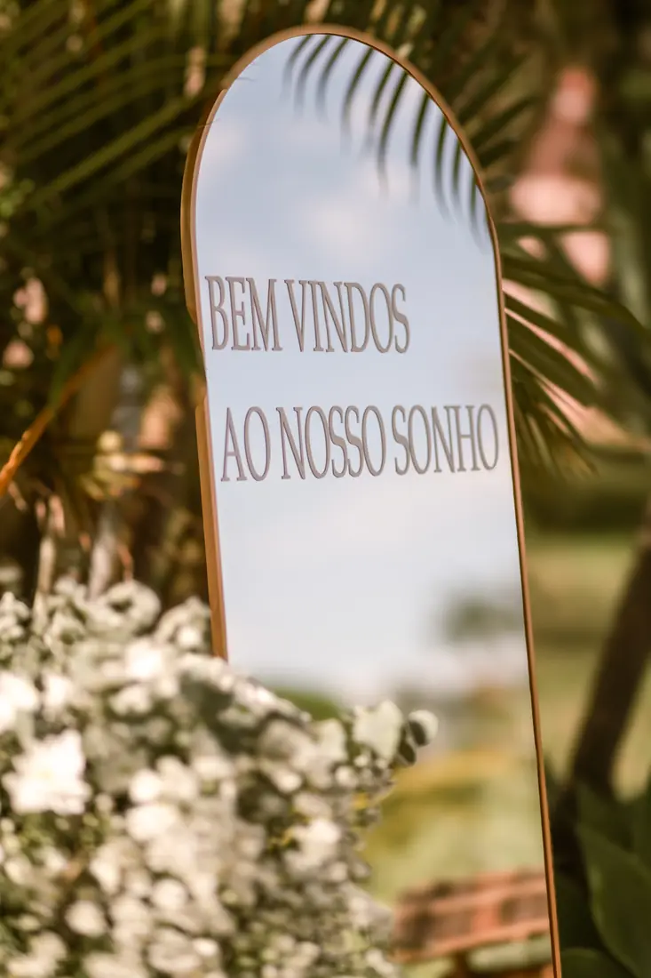 Placa de boas-vindas com flores brancas