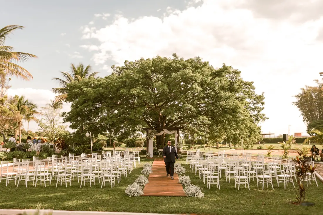 O Espaço Blooming com as cadeiras montadas sob a árvore