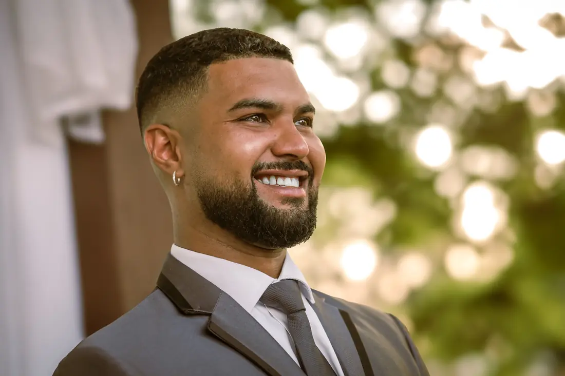Thalisson sorrindo ao ver a noiva chegar