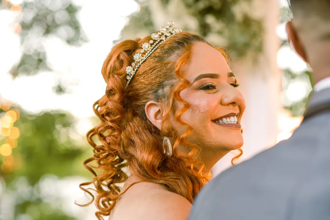 Katharine sorrindo no altar