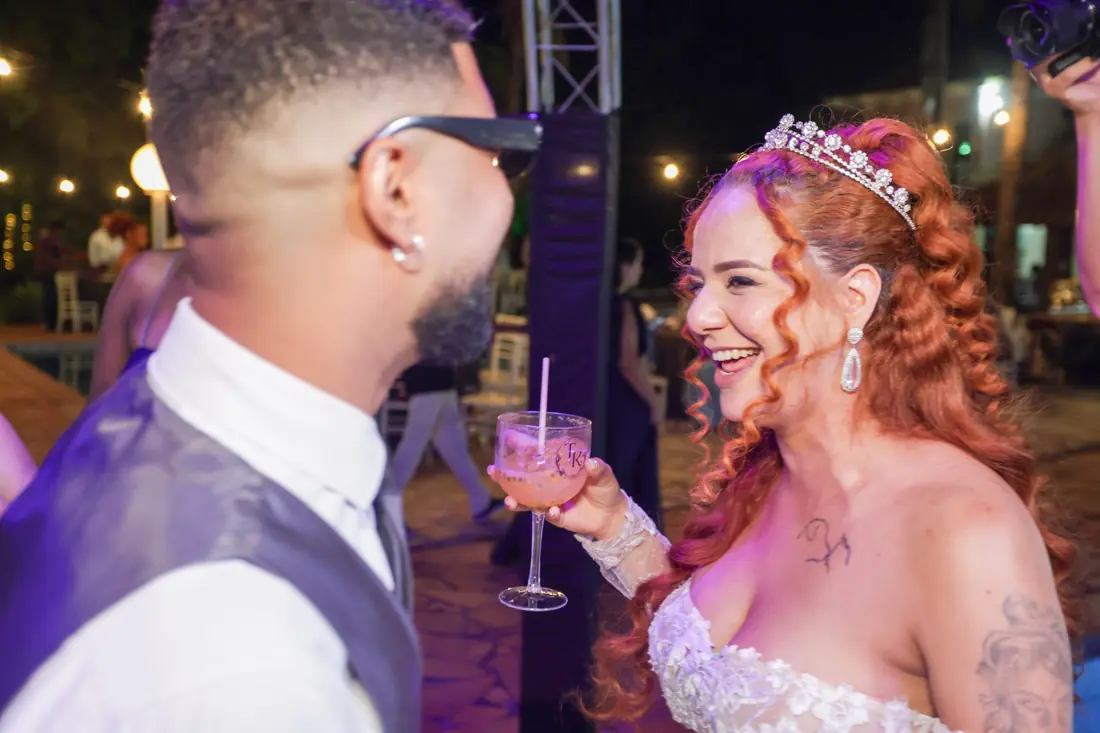 Katharine rindo com Thalisson na festa